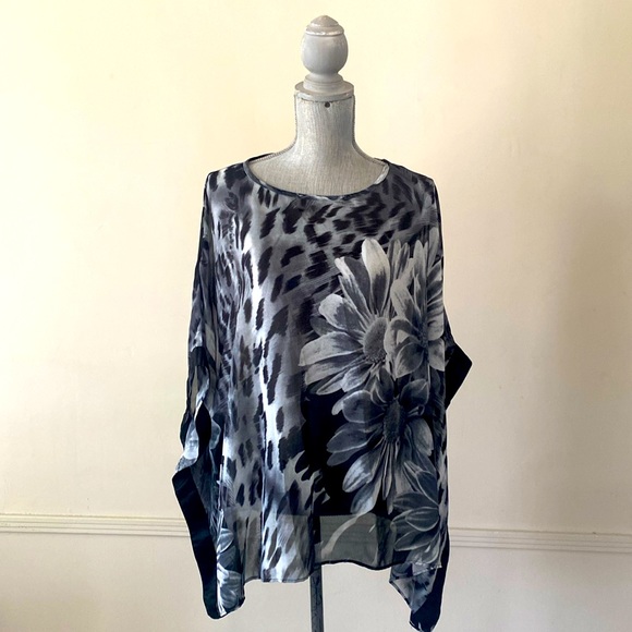 CATALOG FAVORITES 🖤BLACK & WHITE🤍 ANIMAL PRINT AND DAISIES SHEER TOP 🌟EUC🌟 - Picture 1 of 12